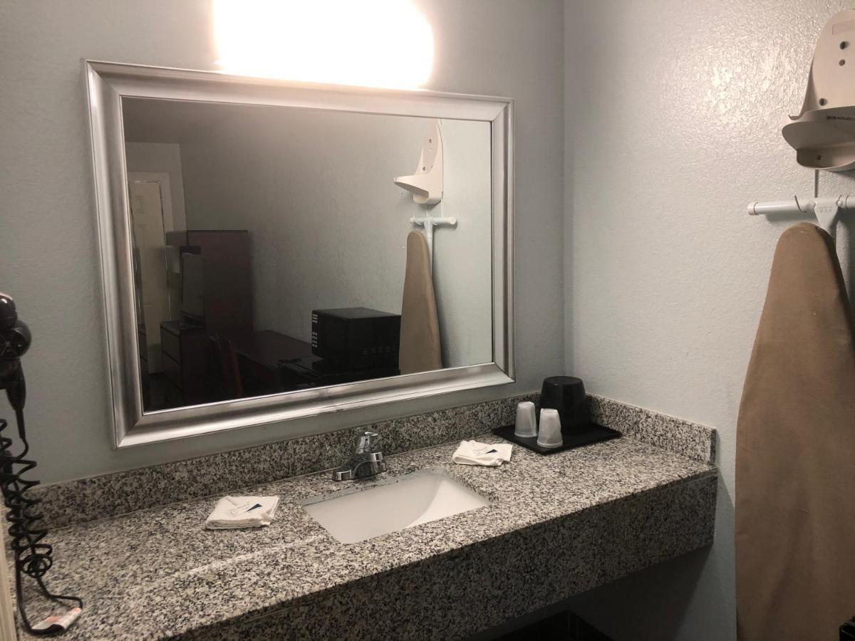 Hwy 59 Motel Laredo Medical Center Экстерьер фото